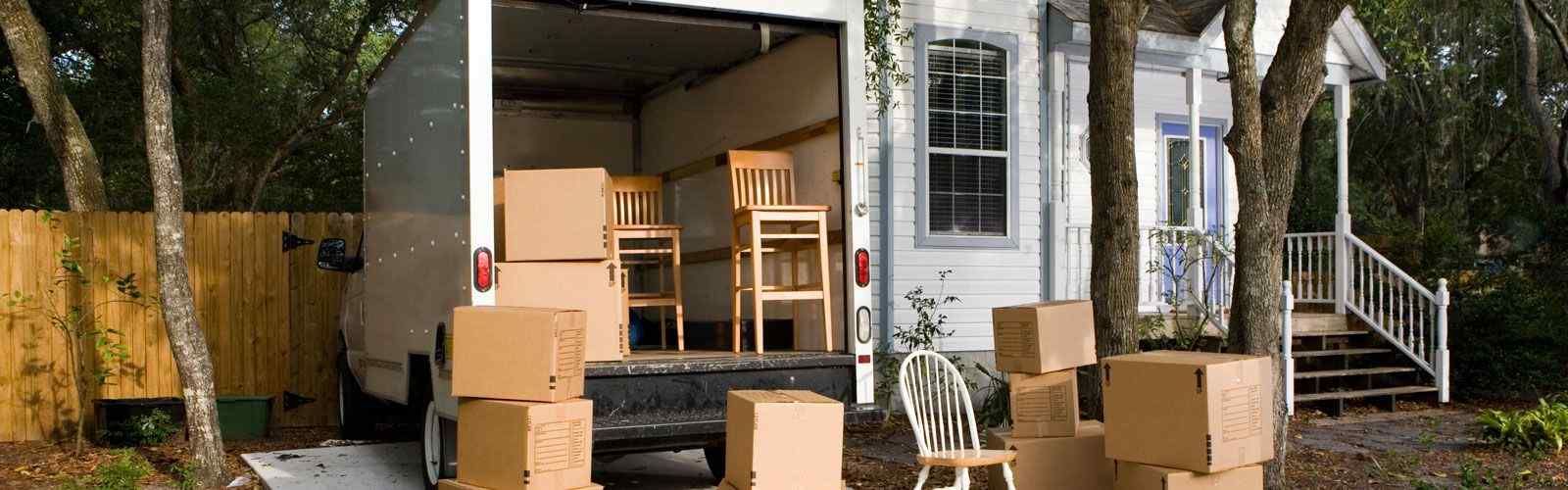 camión con cajas y sillas